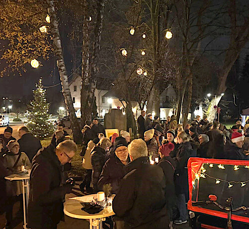 Die „Engagierte Stadt Puchheim“ feierte den Internationalen Ehrenamtstag – Stimmungsvoller adventlicher Umtrunk am Grünen Markt